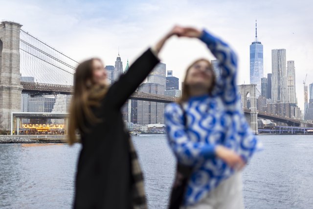 
								Zwei Frauen vor Skyline New York
							