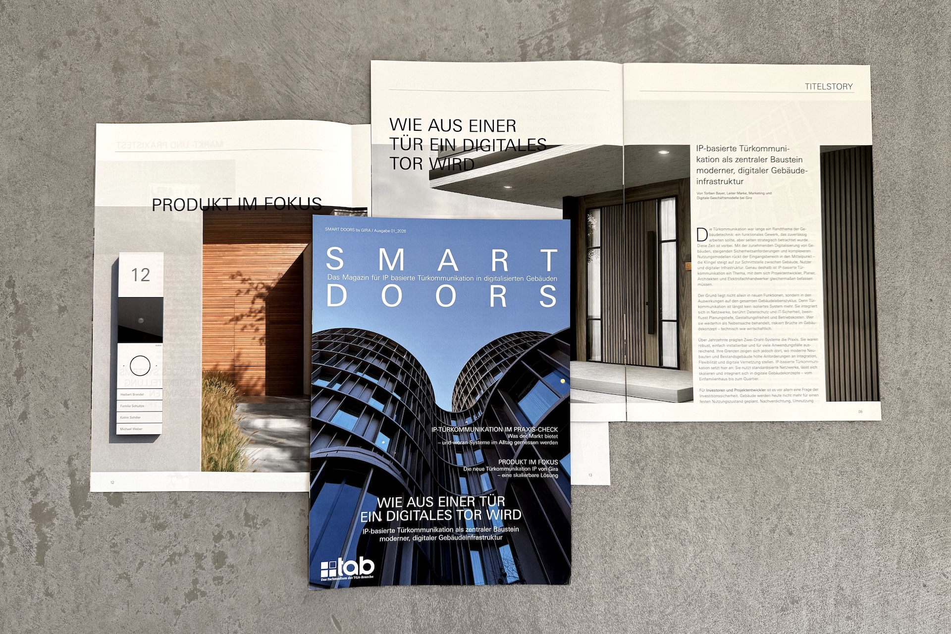 Cover und Innenseiten des Gira Magazins SMART DOORS zur IP-basierten Türkommunikation, erstellt von zeron