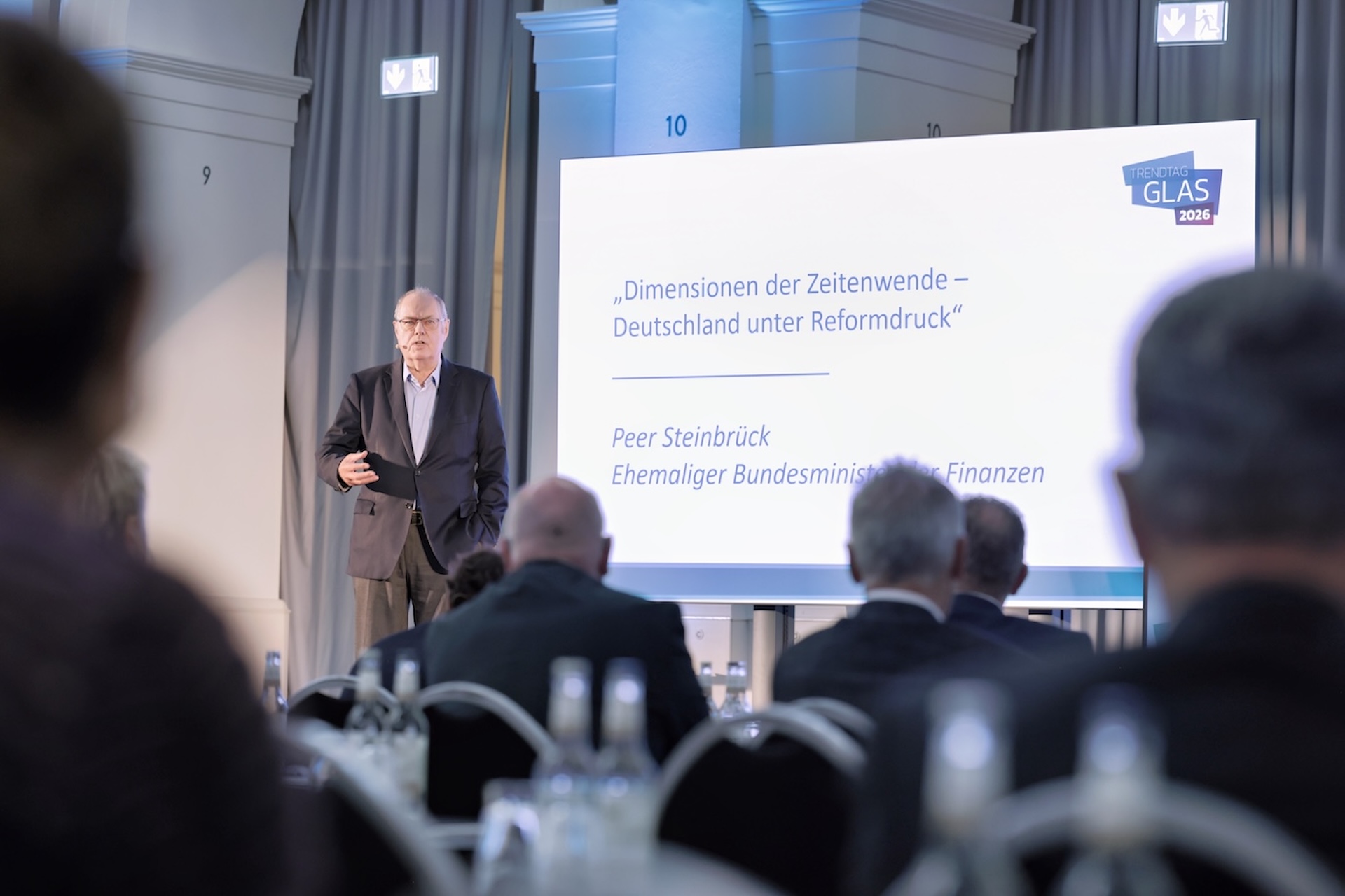 Peer Steinbrück auf Bühne des Trendtag Glas organisiert von der Düsseldorfer PR-Agentur zeron
